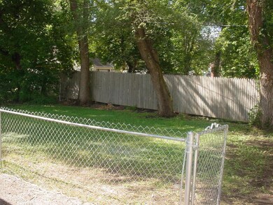 Fenced Yard<|><|>