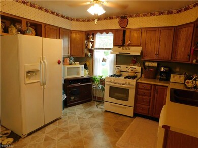 Kitchen has nice cabinetry and easy to work in spa