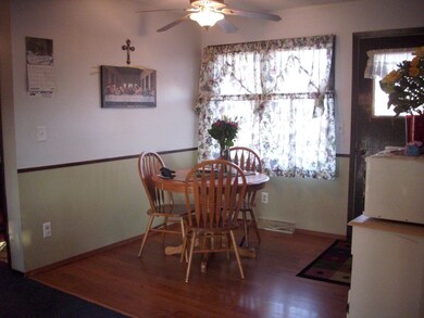 Dining Area off Kitchen<|><|>
