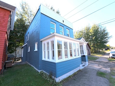 806 Pine St, Calumet, MI 49913 - photo 2