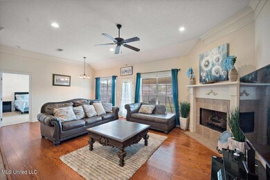 07-164 Harvey Crossing Livingroom view t