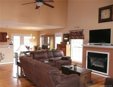 Open Floor Plan. Gorgeous Oak Hardwood Floor!