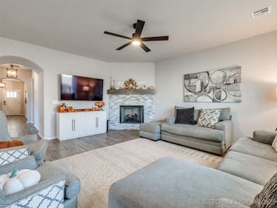 2010 W Fredericksburg Ct, Broken Arrow, OK 74011 - photo 2