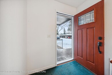 06-501-N-Scott-St-DeWitt-MI-48820-Window