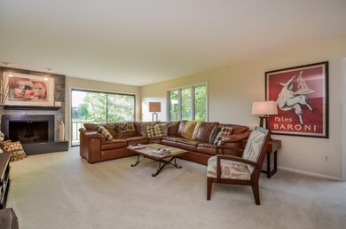 004-Living_Room-1037013-mls