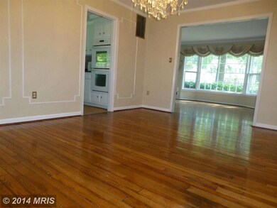 9337 Tovito Dr, Fairfax, VA 22031 - photo 5