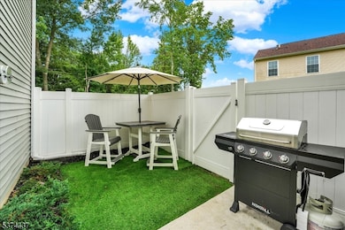 8 Lyons Ct, Sicklerville, NJ 08081 - photo 2