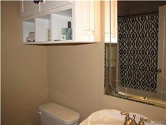 Upstairs Full Bath!