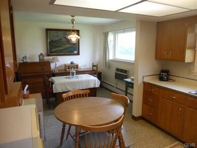 Eat-in Kitchen