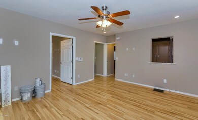201 E Southern Ave-large-005-2-Main Livi