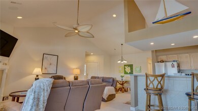 Livingroom with a lake view!