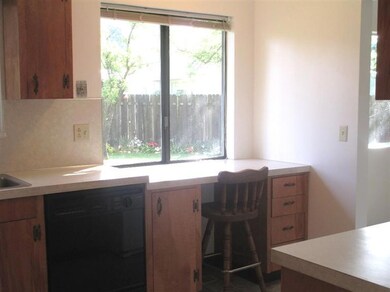 1404 NE Laura Ct, Grants Pass, OR 97526 - photo 5