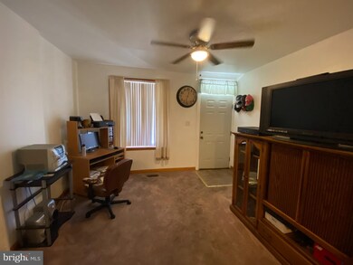 604 Maddock St, Crum Lynne, PA 19022 - photo 4