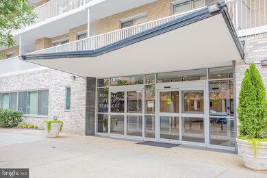 Potomac Plaza Terraces unit 718, Washington, DC 20037 - photo 2