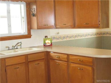 Kitchen PLENTY OF COUNTER / CABINET & DRAWER SPACE