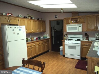 136 Greenbriar Cir, Lancaster, PA 17603 - photo 4