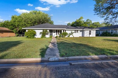 1311 Hillcrest Blvd, Gainesville, TX 76240 - photo 2