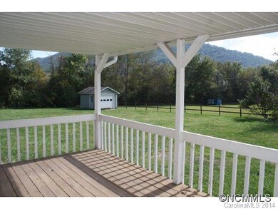 Great Covered Deck w/ Views!