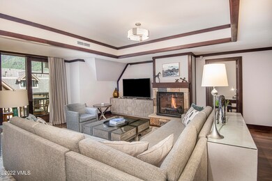 Four Seasons 8101 Living Room