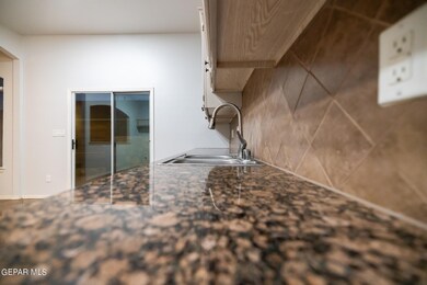 748 Desert Sage Dr, Horizon City, TX 79928 - photo 5