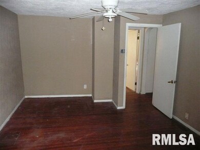123 9th St, Lincoln, IL 62656 - photo 3