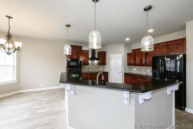 Great kitchen, granite counter tops, nice sized pa