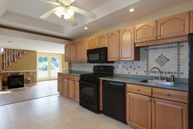 520 Main St unit A, West Townsend, MA 01474 - photo 4