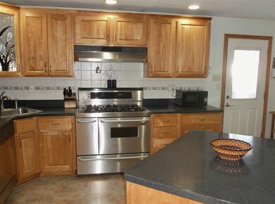 7 Pennichuck St, Nashua, NH 03064 - photo 3