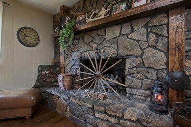 6 LR fireplace (gas logs)
