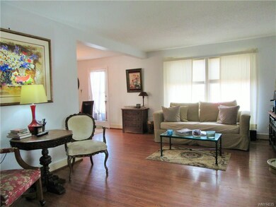 Spacious, L shaped, semi open living room dining r
