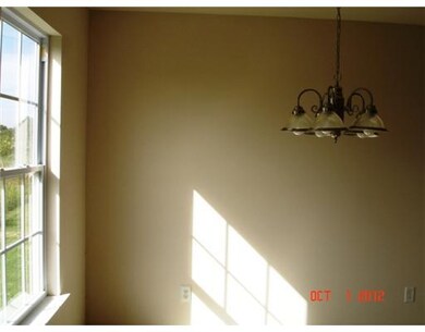 Dining Room. You can have a large table here!