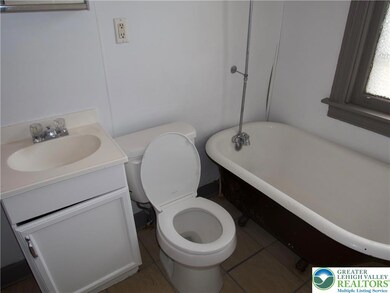 502 W Pennsylvania Ave unit 1/2, Pen Argyl, PA 18072 - photo 4