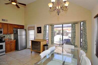 2226 W Beaubien LN_Dining