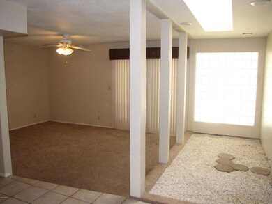 Living room:atrium view