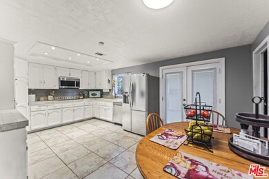 Kitchen & Dining