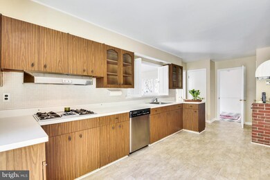 2409 Ravenview Rd, Lutherville Timonium, MD 21093 - photo 5