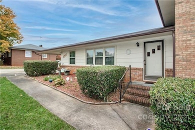 902 Thomas St, Statesville, NC 28677 - photo 4