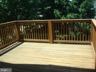 4115 Applegate Ct, Suitland, MD 20746 - photo 2