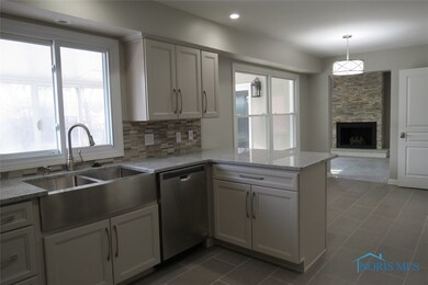 Kitchen w/Eat-in Area