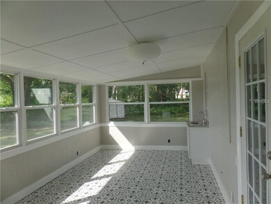 Nice large Florida room with wet bar.
