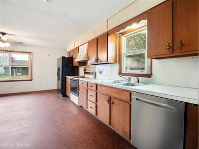 1401 1st St N, Newton, IA 50208 - photo 4