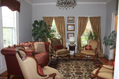 Front and side windows, crown moulding, HW floorin