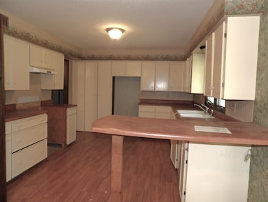 418 S Weaver St, Hesston, KS 67062 - photo 7