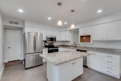 720 W 19th - Upgraded Kitchen