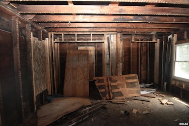 2243 W 4th St, Davenport, IA 52802 - photo 6