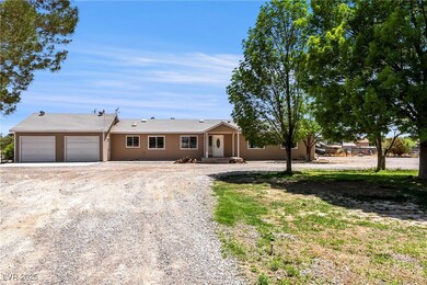 Ranch-style house featuring an attached garage and