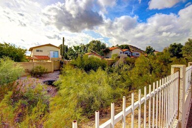 Home Backs to Desert Wash