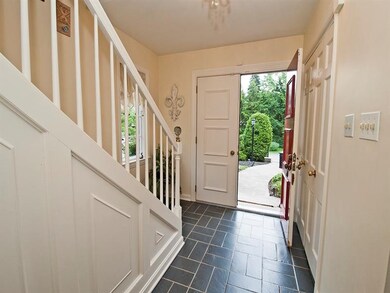 Welcome to 138 W Lyndhurst Drive! The spacious ent
