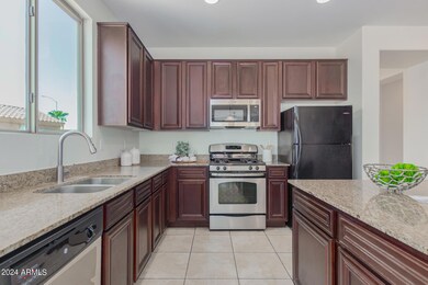 Kitchen w/ upgraded 42in cabinets