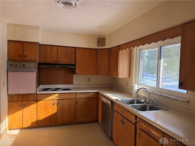 824 Lovetta Dr, Dayton, OH 45429 - photo 4